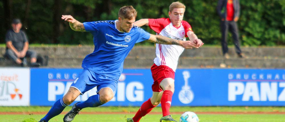 Lenny Stein (l.) ist von Hause aus Abwehrspieler, trotzdem führt er dank seiner Elfmeterstärke die Torjägerliste in der Oberliga an.