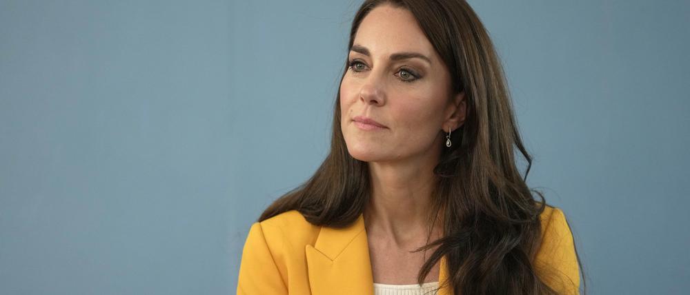 Kate, Prinzessin von Wales, hört zu, als sie den Dame Kelly Holmes Trust besucht und einige der jungen Menschen trifft, die von der Wohltätigkeitsorganisation unterstützt werden.