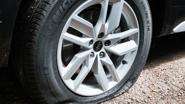 Ein platter Reifen. (Symbolbild)