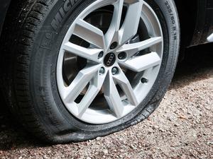 Ein platter Reifen. (Symbolbild)