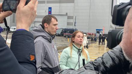 Margarita und ihr Mann Pawel geben anwesenden Medienvertretern ein Interview, unweit des Anschlagsortes.