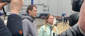 Margarita und ihr Mann Pawel geben anwesenden Medienvertretern ein Interview, unweit des Anschlagsortes.