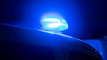 Blaulicht leuchtet auf dem Dach eines Polizeiwagens. (Symbol)