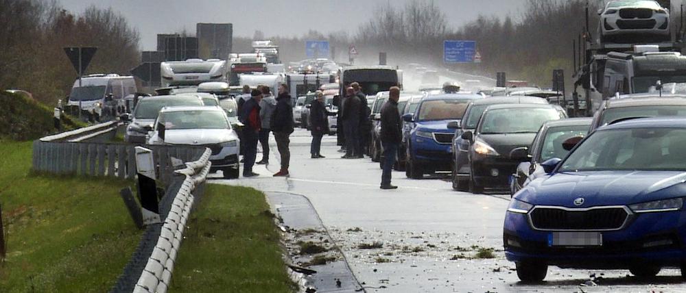 Fahrzeuge und Menschen stehen nach mehreren Unfällen auf der Fahrbahn der Autobahn A31.
