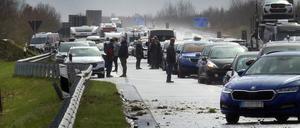 Fahrzeuge und Menschen stehen nach mehreren Unfällen auf der Fahrbahn der Autobahn A31.