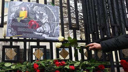 Menschen legen Blumen in Gedenken an die Opfer des Anschlags nieder.