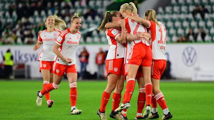 Bayerns Fußballerinnen bejubeln den wichtigen Sieg gegen Wolfsburg.