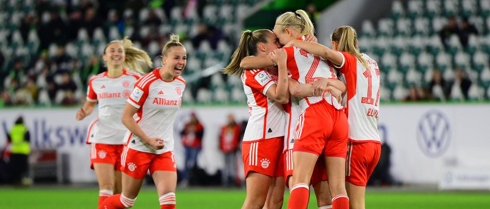 Bayerns Fußballerinnen bejubeln den wichtigen Sieg gegen Wolfsburg.