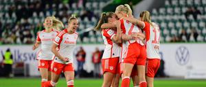 Bayerns Fußballerinnen bejubeln den wichtigen Sieg gegen Wolfsburg.