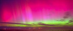 ARCHIV - 25.09.2023, Niedersachsen, Schillig: Polarlichter sind am Himmel über Schillig (Kreis Friesland) zu sehen.
