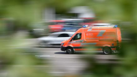 Ein Rettungswagen fährt zu einem Einsatz.
