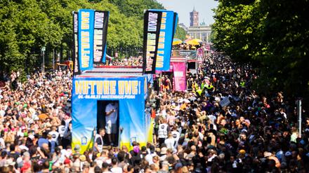 Besucher feiern bei der Technoparade «Rave the Planet» auf der Straße des 17. Juni. 