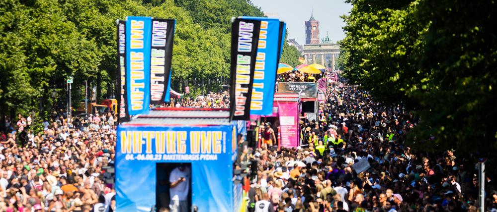 Besucher feiern bei der Technoparade «Rave the Planet» auf der Straße des 17. Juni. 