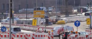 Potsdam, 05.03.2024, Lokales, Leipziger Dreieck, Baustelle, Verkehr, Straßenverkehr, Strassenverkehr, Symbolfoto, Genrebild, Foto: Ottmar Winter PNN ACHTUNG: Foto ist ausschließlich für redaktionelle Berichterstattung der PNN und des TGSP! Eine kommerzielle Nutzung, z.B. Werbung, ist ausgeschlossen. Die Weitergabe an nicht autorisierte Dritte, insbesondere eine weitergehende Vermarktung über Bilddatenbanken, ist unzulässig.