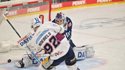 Der sitzt. Marcel Noebels überwindet Arno Tiefensee  und trifft zum 1:0.