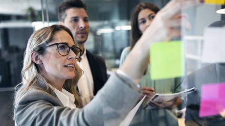 Frauen verdienen auch im gleichen Job weniger als Männer.