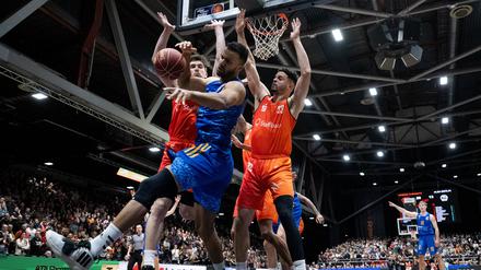 Johannes Thiemann (Mitte) musste alles geben, um sich mit Alba gegen Chemnitz durchzusetzen.