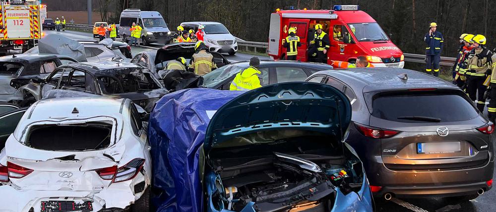 Mehrere Fahrzeuge stehen auf der Autobahn 3 in der Nähe von Würzburg nach einer Massenkarambolage an der Unfallstelle.