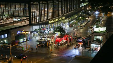 Nahe dem Bahnhofsvorplatz Berlin Zoologischer Garten fuhr am Sonntagabend ein Auto auf den Gehweg und verletzte eine Passantin.
