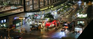 Nahe dem Bahnhofsvorplatz Berlin Zoologischer Garten fuhr am Sonntagabend ein Auto auf den Gehweg und verletzte eine Passantin.