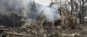 Feuerwehrleute beseitigen die Folgen eines Raketenangriffs durch russische Truppen im März. 