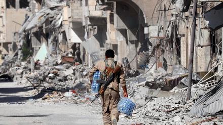 Ein Kämpfer der Anti-IS-Allianz SDF im syrischen Rakka 2017.
