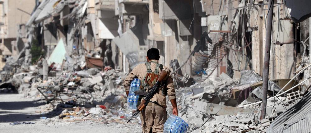 Ein Kämpfer der Anti-IS-Allianz SDF im syrischen Rakka 2017.