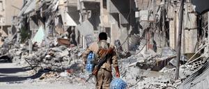 Ein Kämpfer der Anti-IS-Allianz SDF im syrischen Rakka 2017.