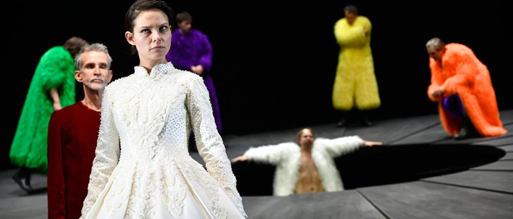 Kampf um die Deutungshoheit: Brünhild (Svenja Liesau) und die Schicksalsgöttin (Ulrich Matthes)