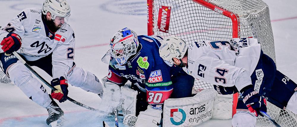 Torwart Jake Hildebrand war für die Eisbären wieder der Fels in der Brandung. 