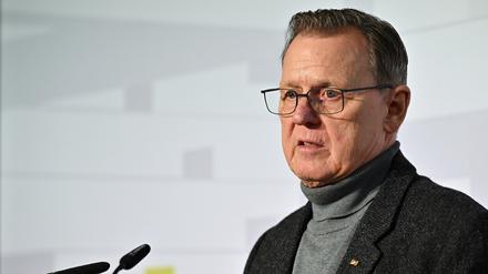 ARCHIV - 08.02.2024, Thüringen, Erfurt: Bodo Ramelow (Die Linke), Ministerpräsident von Thüringen, spricht bei einer Veranstaltung in Erfurt. (zu dpa: «Ramelow erwartet Einigung zu Bezahlkarte») Foto: Martin Schutt/dpa +++ dpa-Bildfunk +++