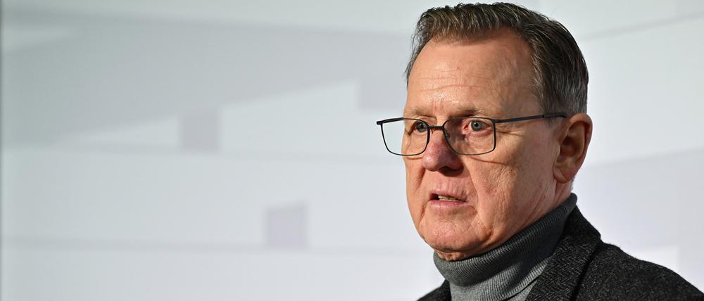 ARCHIV - 08.02.2024, Thüringen, Erfurt: Bodo Ramelow (Die Linke), Ministerpräsident von Thüringen, spricht bei einer Veranstaltung in Erfurt. (zu dpa: «Ramelow erwartet Einigung zu Bezahlkarte») Foto: Martin Schutt/dpa +++ dpa-Bildfunk +++