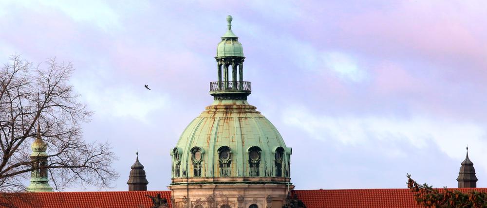 Blick auf die Kuppel des Potsdamer Rathauses an der Friedrich-Ebert-Straße.