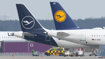 ARCHIV - 12.03.2024, Hessen, Frankfurt/Main: Passagiermaschinen der Lufthansa stehen auf dem Rollfeld auf dem Flughafen Frankfurt. (zu dpa: «Tarifschlichtung für Lufthansa-Bodenpersonal beginnt») Foto: Boris Roessler/dpa +++ dpa-Bildfunk +++