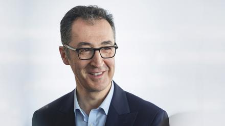 Cem Özdemir ist der beliebteste Grünen-Politiker. Nun muss er sich entscheiden, ob er in Berlin bleibt oder für die Nachfolge von Winfried Kretschmann kandidiert. Schicksalswochen für einen Minister mit Ambitionen.