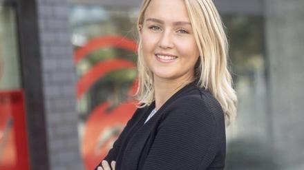 Josephine F. macht eine Ausbildung zur Versicherungskauffrau.