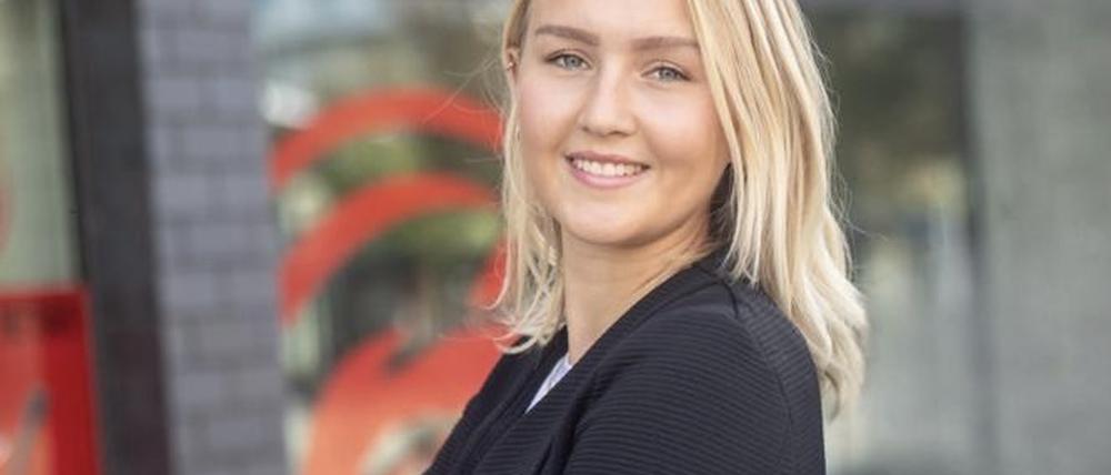 Josephine F. macht eine Ausbildung zur Versicherungskauffrau.