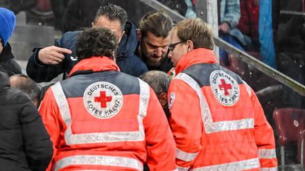 14 Menschen wurden bei dem Böllerwurf verletzt, darunter auch Kinder.