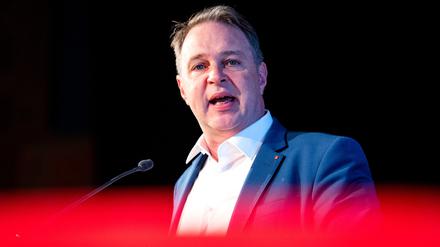 Andreas Babler, SPÖ-Bundesvorsitzender, spricht während eines SPD-Parteitags.