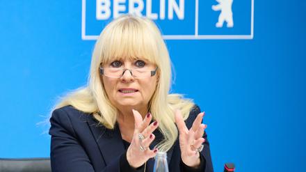 Iris Spranger (SPD), Berliner Senatorin für Inneres und Sport, spricht auf einer Pressekonferenz im Roten Rathaus. 