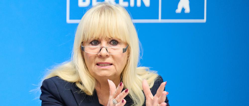 Iris Spranger (SPD), Berliner Senatorin für Inneres und Sport, spricht auf einer Pressekonferenz im Roten Rathaus.