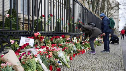 Trauernde legen Blumen am Zaun der russischen Botschaft nieder. 