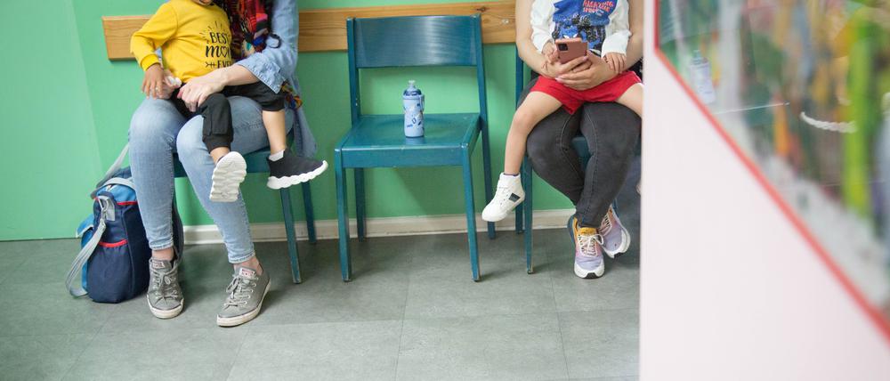 Eltern warten mit ihren Kindern im Wartezimmer der Kinderarztpraxis von Jakob Maske in Berlin-Schöneberg am 08.06.2022.