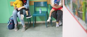 Eltern warten mit ihren Kindern im Wartezimmer der Kinderarztpraxis von Jakob Maske in Berlin-SchÃ¶neberg am 08.06.2022.