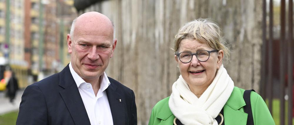Kai Wegner (CDU), Regierender Bürgermeister von Berlin, und Marianne Birthler, ehemalige Bundesbeauftragte für die Unterlagen des Staatssicherheitsdienstes der ehemaligen DDR, kommen zu einer Pressekonferenz über das 35. Jubiläum des Mauerfalls am 9. November.