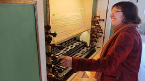 Beate Kruppke zieht die Register: Die Organistin aus Berlin-Lichtenberg hat den Klang der historischen Amalienorgel auf CD gebannt. Foto: Dominik Lenze