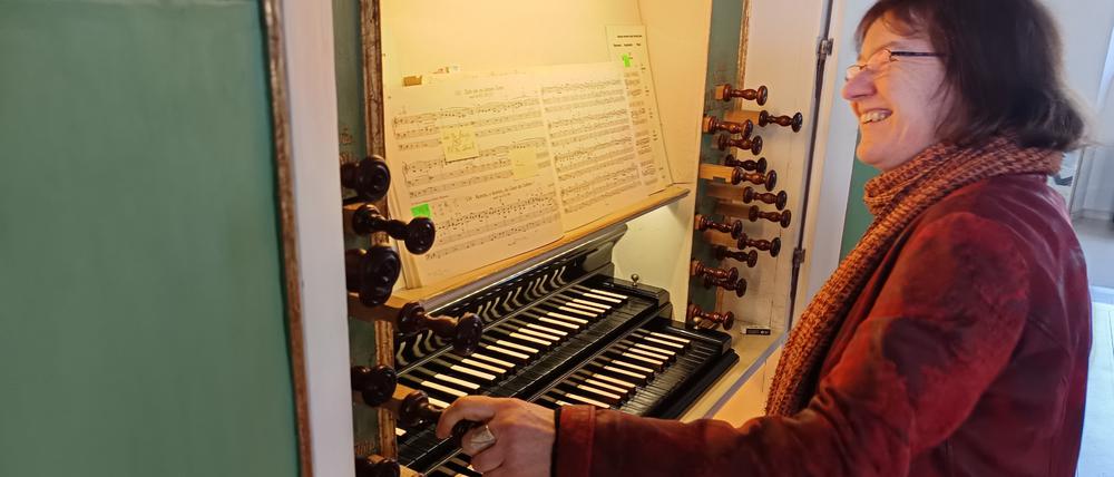 Kirchenmusikerin Beate Kruppke lobt die Amalienorgel in höchsten Tönen. 