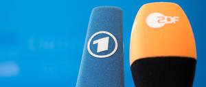 Die Mikrofone von ARD und ZDF sind vor einer Pressekonferenz nebeneinander aufgestellt. 