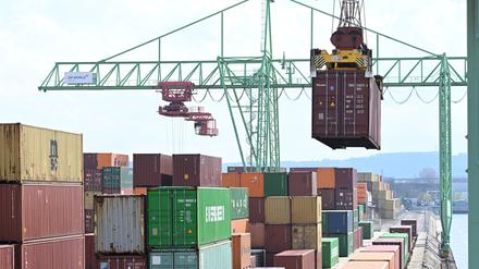ARCHIV - 21.03.2024, Baden-Württemberg, Stuttgart: Container werden im Neckarhafen in Stuttgart verladen. (zu dpa: «Bericht: Forschungsinstitute wollen Wachstumsprognose deutlich senken») Foto: Bernd Weißbrod/dpa +++ dpa-Bildfunk +++