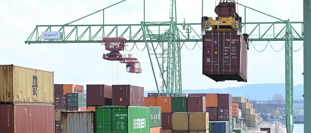 ARCHIV - 21.03.2024, Baden-Württemberg, Stuttgart: Container werden im Neckarhafen in Stuttgart verladen. (zu dpa: «Bericht: Forschungsinstitute wollen Wachstumsprognose deutlich senken») Foto: Bernd Weißbrod/dpa +++ dpa-Bildfunk +++